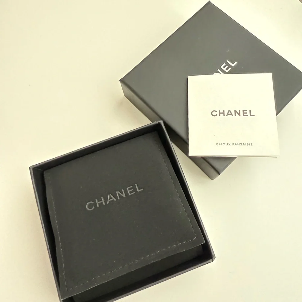 Chanel Pearl CC Gold Brooch - Picture 7 of 7